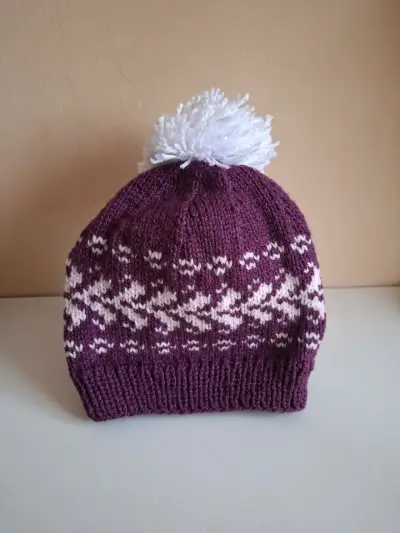 Gorro tejido morado con pompon - miniatura 1