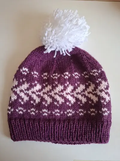 Gorro tejido morado con pompon - miniatura 2