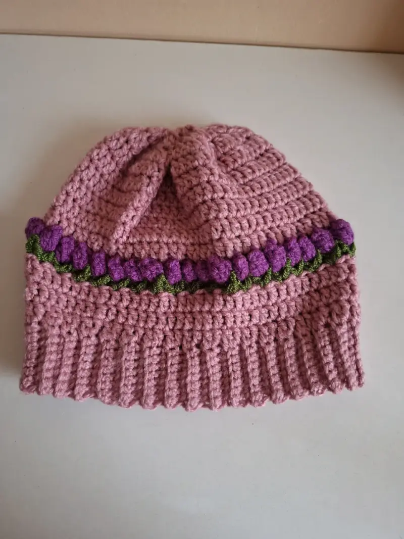 Gorro tejido rosa con detalles