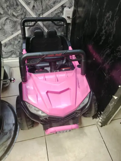 Auto eléctrico infantil rosa - miniatura 1