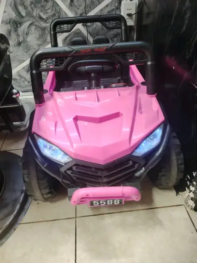 Auto eléctrico infantil rosa - miniatura 2