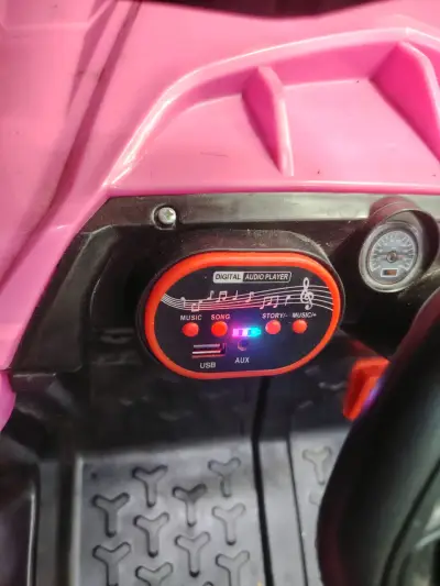 Auto eléctrico infantil rosa - miniatura 3