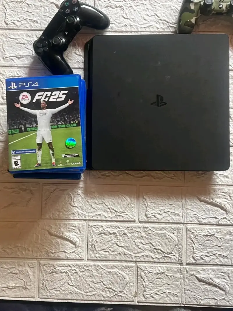 Consola PS4 con dos controles - 1