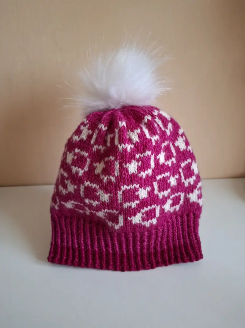 Gorro rosado con pompón blanco - 2