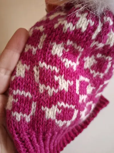 Gorro rosado con pompón blanco - miniatura 3
