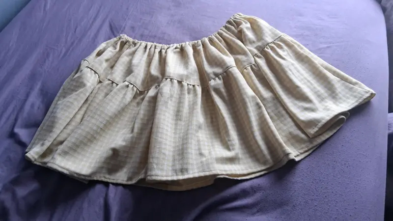 Falda corta a cuadros beige