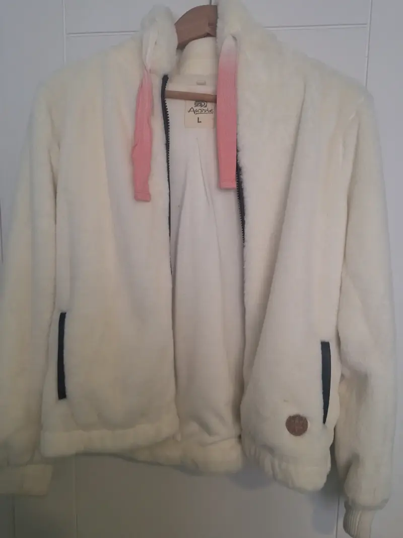 Chaqueta de felpa blanca con capucha