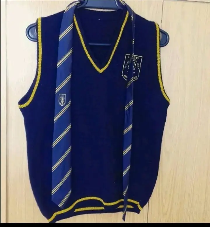Chaleco escolar con corbata azul