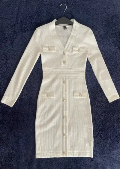 Vestido blanco con botones decorativos - miniatura 4