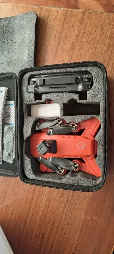 Drone plegable rojo con estuche - miniatura 3