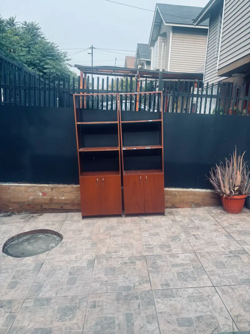 Estantes de madera con puertas