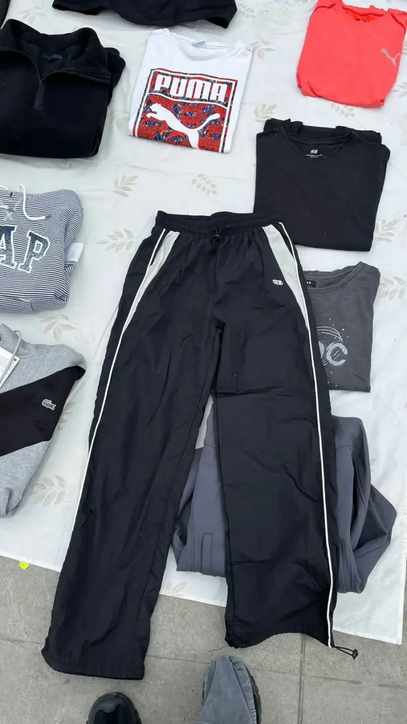Pantalón deportivo negro con franjas