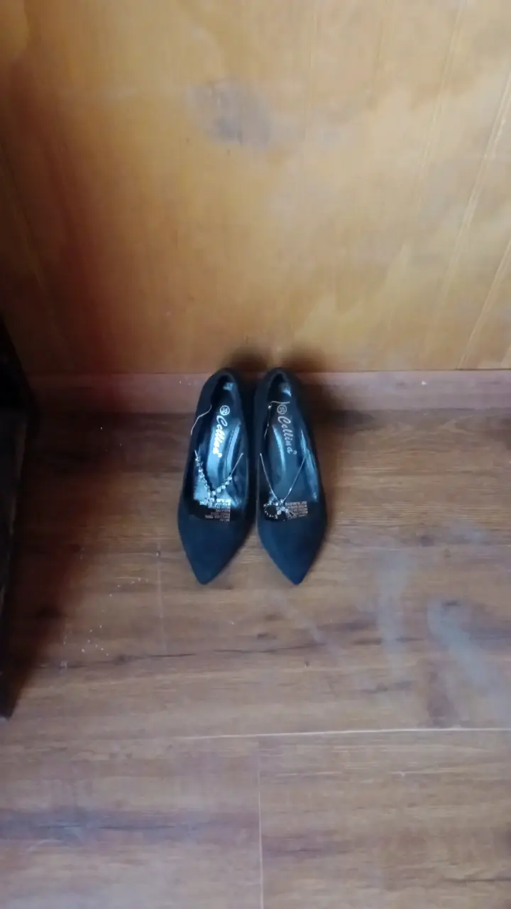Zapatos negros con adornos