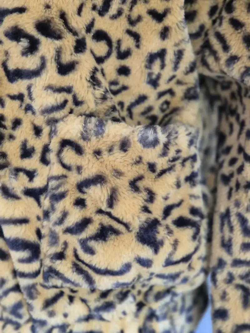 Abrigo peludo estampado animal print - 1