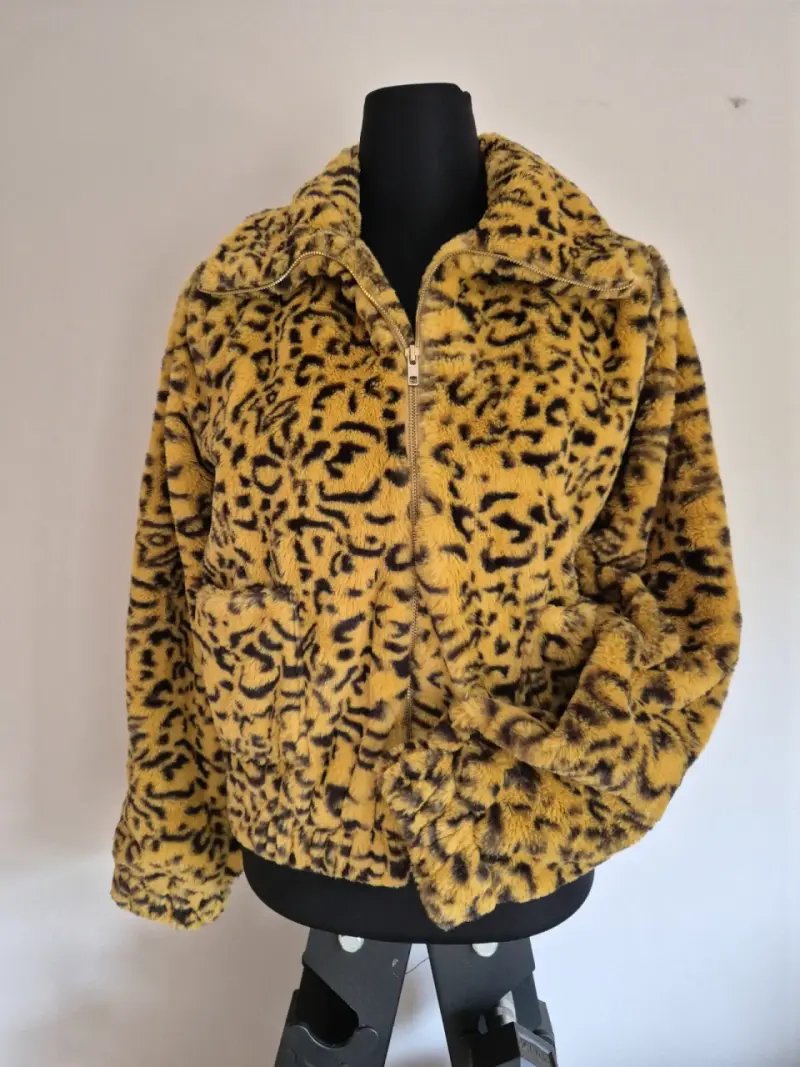 Abrigo peludo estampado animal print - 2
