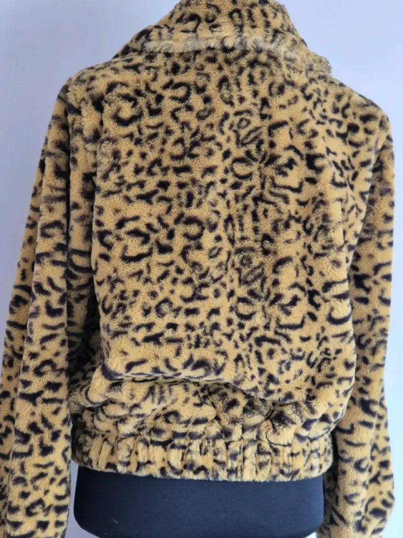 Abrigo peludo estampado animal print - 3