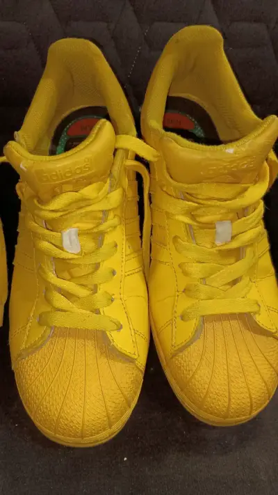 Zapatillas amarillas deportivas - miniatura 1