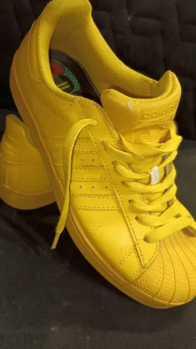 Zapatillas amarillas deportivas - miniatura 2