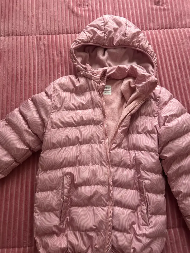 Chaqueta rosada acolchada con capucha - 1
