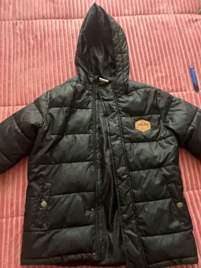 Chaqueta rosada acolchada con capucha - miniatura 5