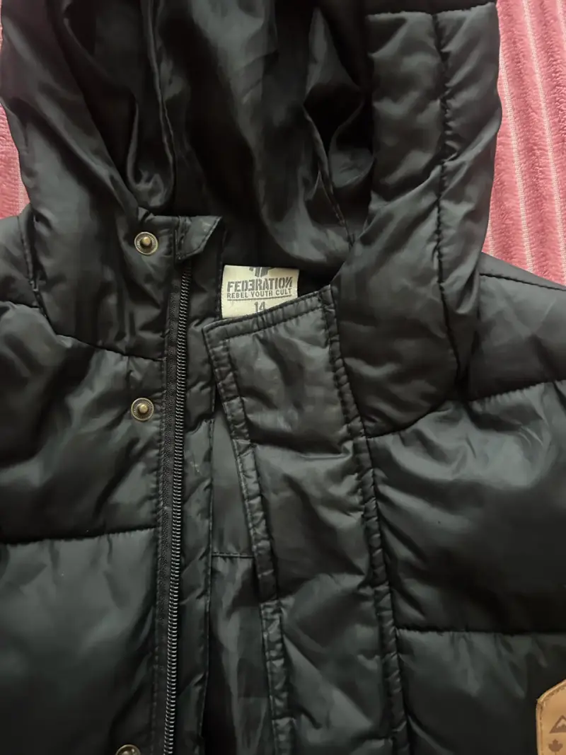 Chaqueta rosada acolchada con capucha - 6