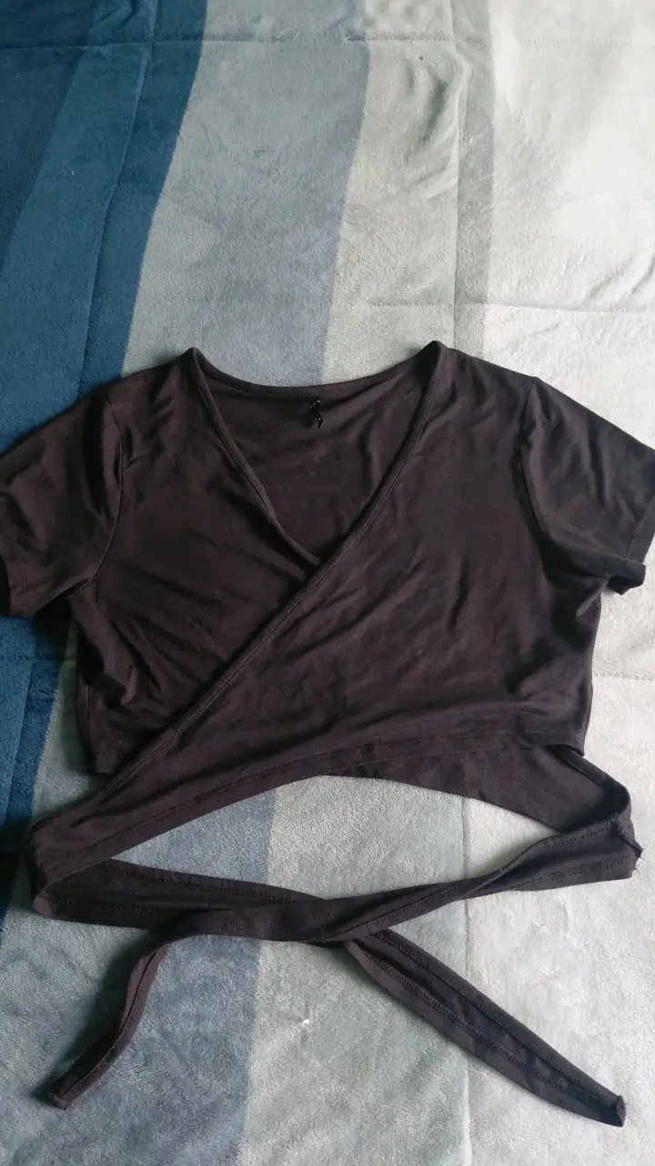 Cropped top negro cruzado