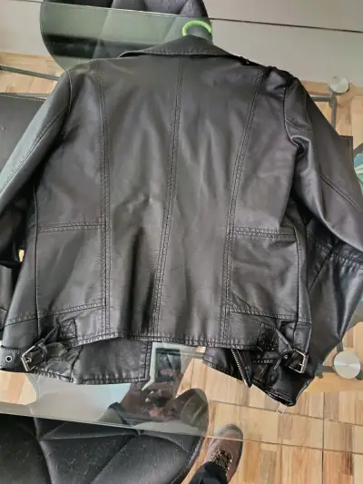 Chaqueta de cuero negra - miniatura 2