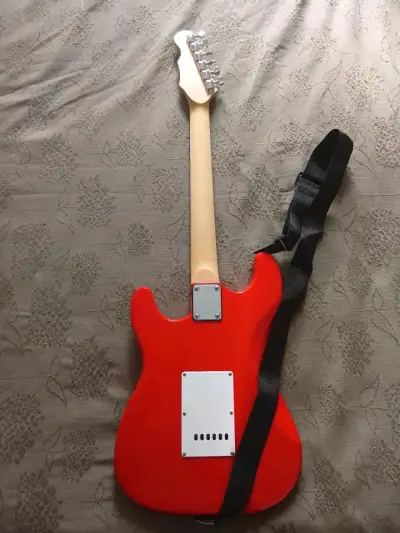 Guitarra eléctrica roja con correa - miniatura 2