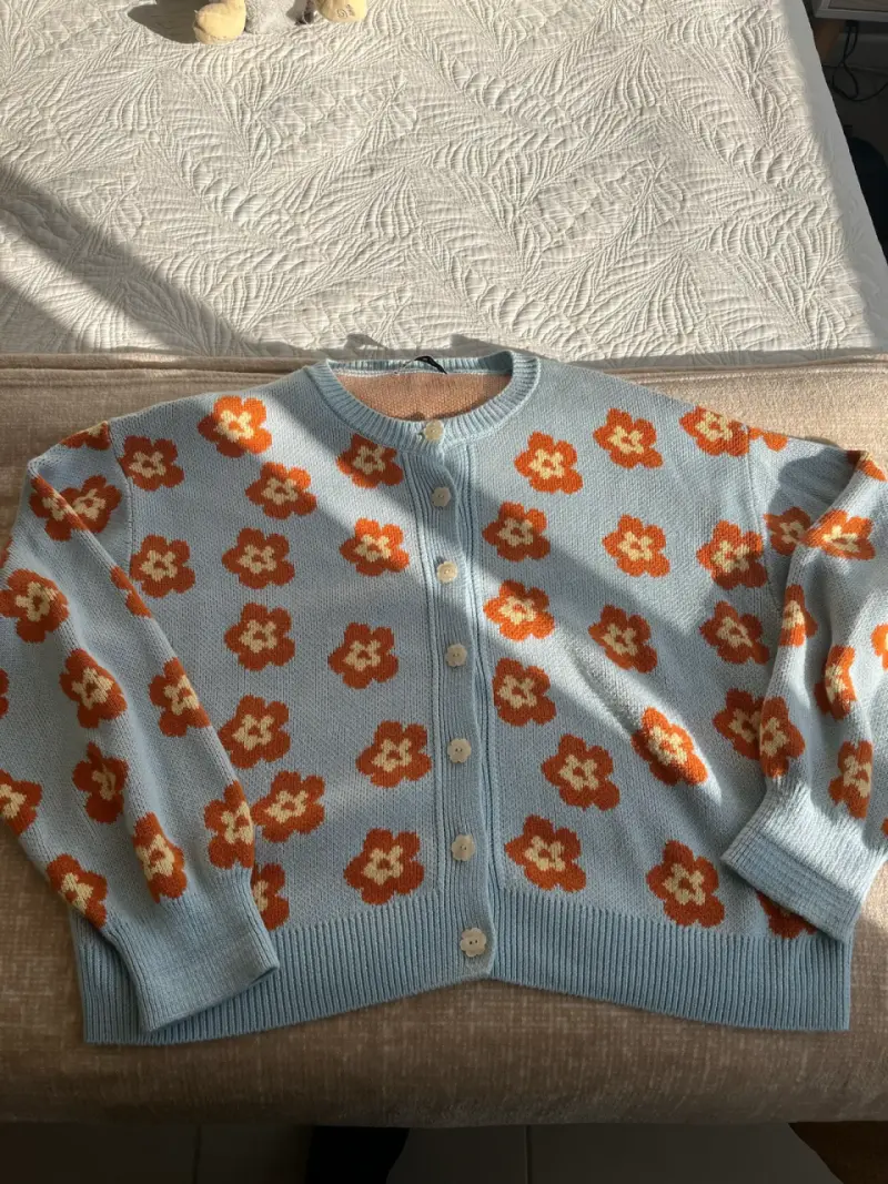 Cardigan celeste con flores - 1