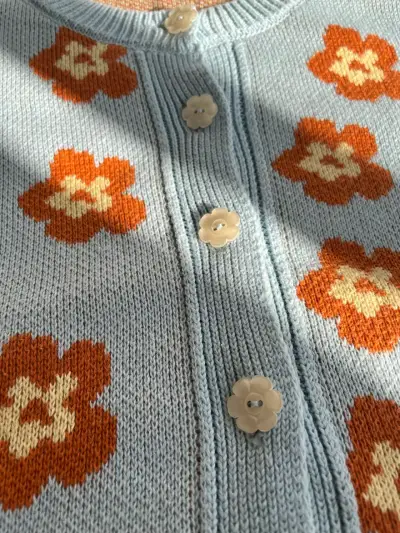 Cardigan celeste con flores - miniatura 3
