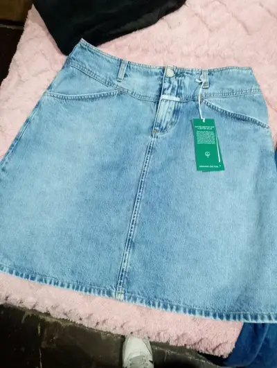 Falda de mezclilla azul clara y jeans - miniatura 1