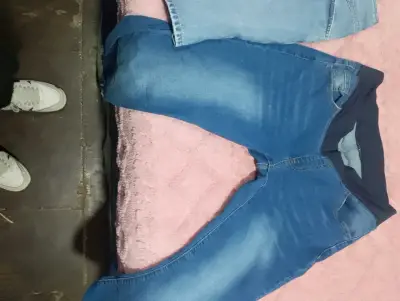 Falda de mezclilla azul clara y jeans - miniatura 4