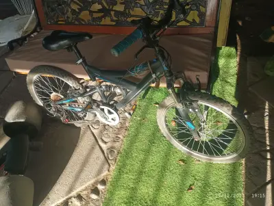 Bicicleta montañera negra - miniatura 1