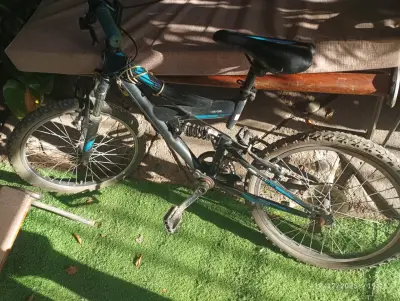 Bicicleta montañera negra - miniatura 2
