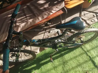 Bicicleta montañera negra - miniatura 3