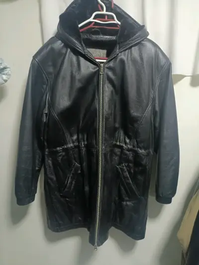 Abrigo de cuero negro con capucha - miniatura 1