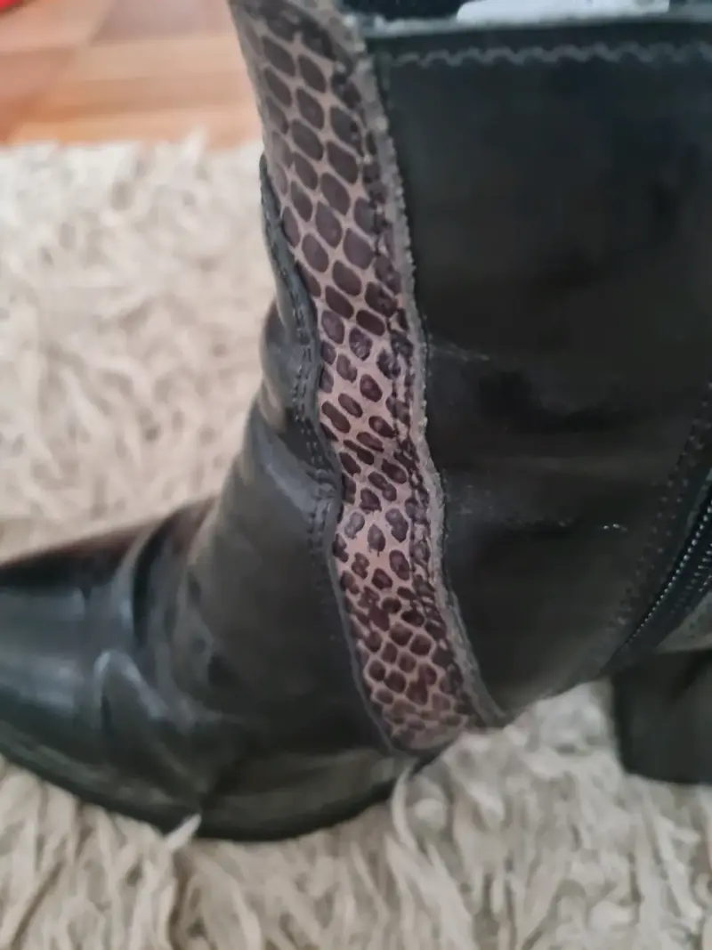 Botas negras de cuero con diseño serpiente - 1