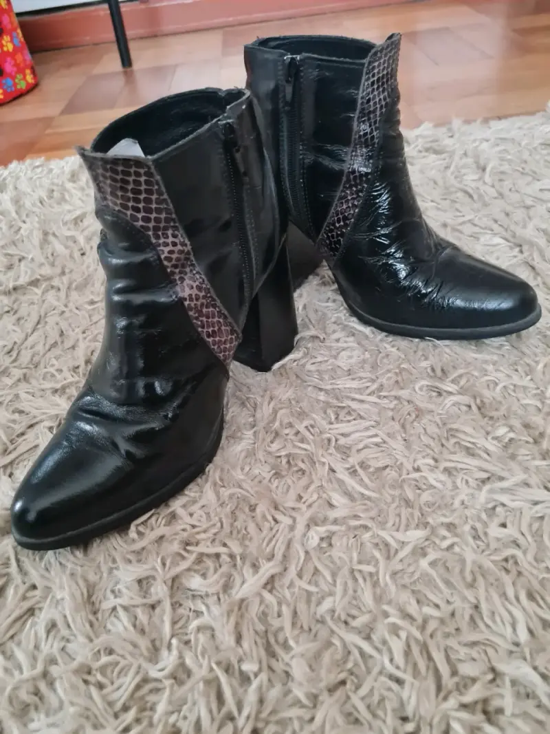 Botas negras de cuero con diseño serpiente - 2