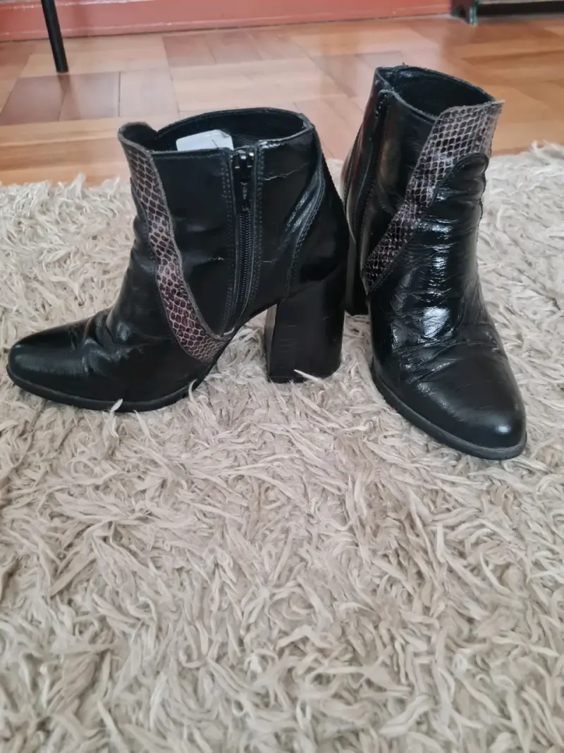 Botas negras de cuero con diseño serpiente - 3