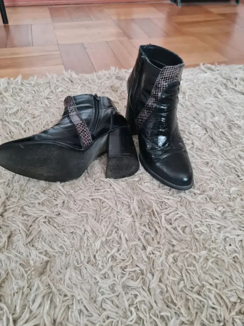 Botas negras de cuero con diseño serpiente - 4