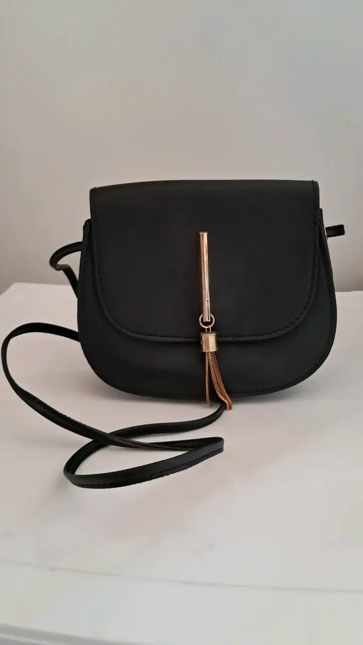 Cartera negra con detalle dorado - 1