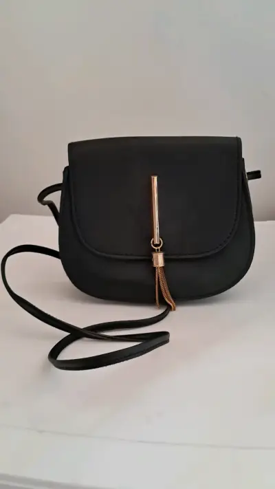 Cartera negra con detalle dorado - miniatura 1