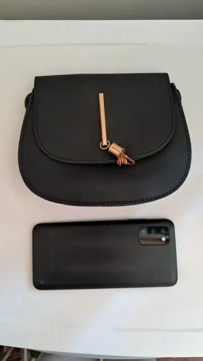 Cartera negra con detalle dorado - miniatura 2