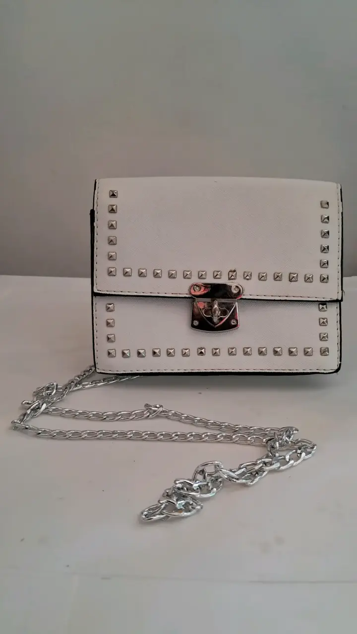 Cartera blanca con tachas metálicas - 1