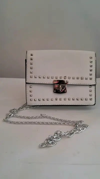 Cartera blanca con tachas metálicas - miniatura 1