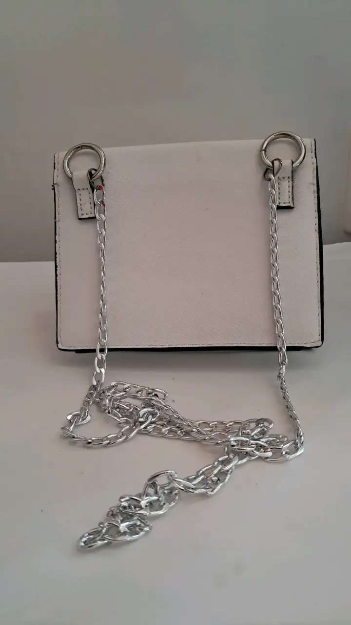 Cartera blanca con tachas metálicas - 2