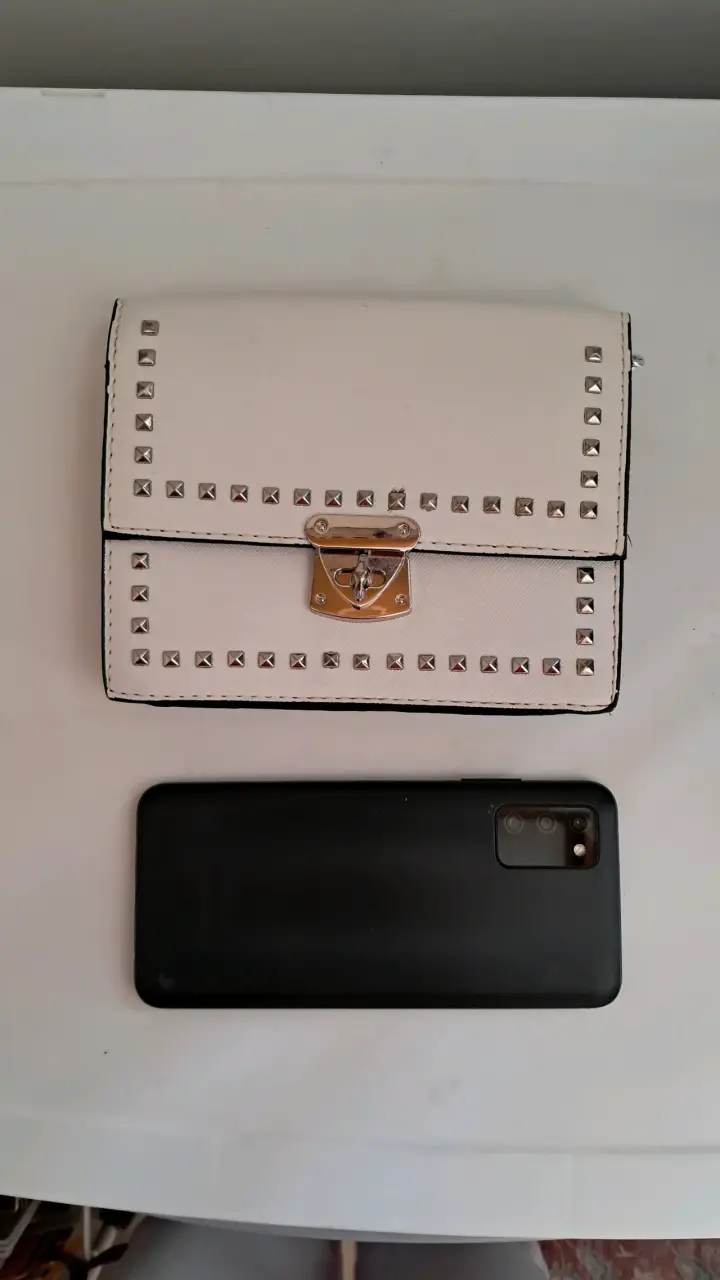 Cartera blanca con tachas metálicas - 3