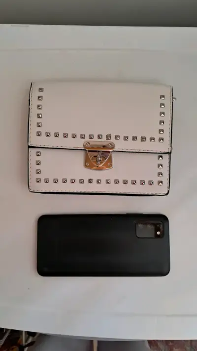 Cartera blanca con tachas metálicas - miniatura 3