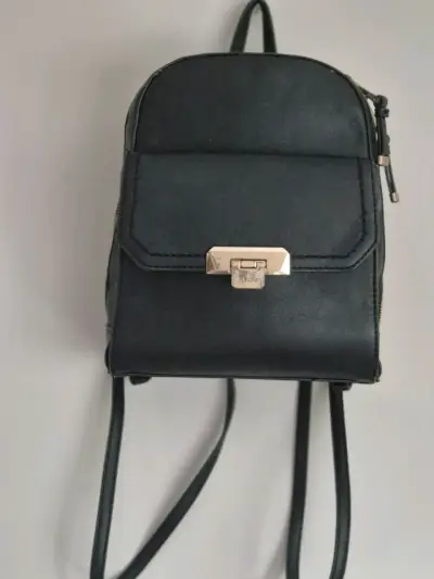 Mini mochila negra elegante - miniatura 1