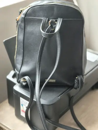 Mini mochila negra elegante - miniatura 2